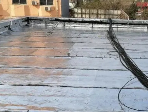 仁和卫生间漏水维修公司分享下仁和屋面楼顶防水刚性防水层施工要点。